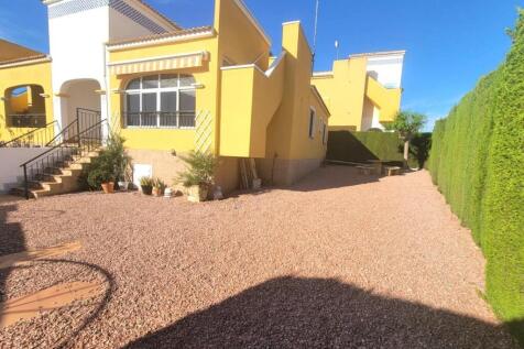 Los Montesinos Semi detached 3 bed 1 bath townhouse with private roof top solarium