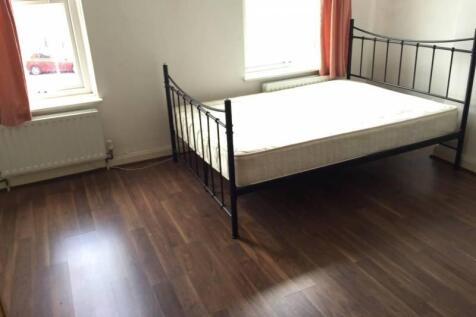 Bright, simply furnished double bedroom with a ...
