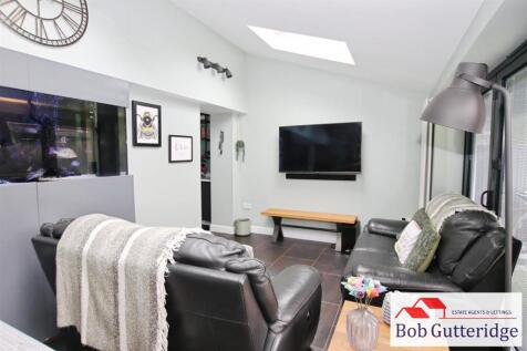 FAMILY ROOM / DINING ROOM