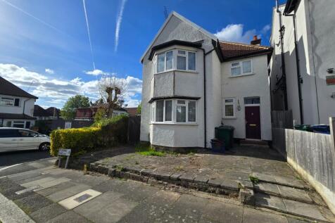 3 bed flat to rent St. Johns Road, London NW11