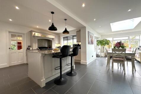 OPEN-PLAN Living / Dining Kitchen 421