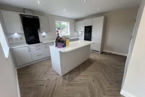2 - Kitchen.JPG