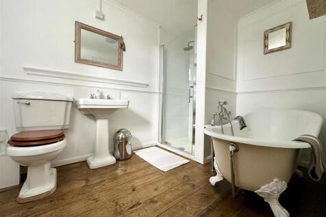 Bedroom One En-suite.jpg