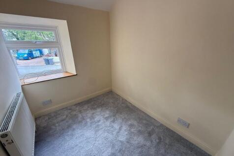 195 Toftshaw Lane, Bradford, West Yorkshire, BD4 6QR photo 5