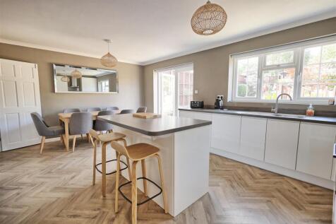 KITCHEN/DINING ROOM
