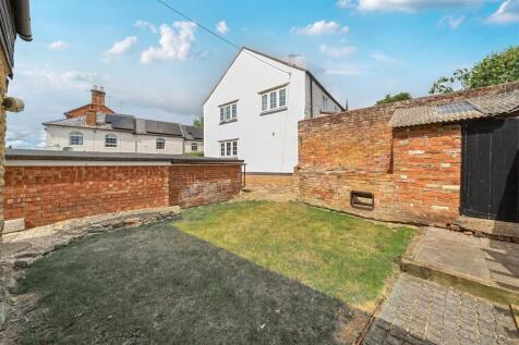 19 High Street, Greens Norton