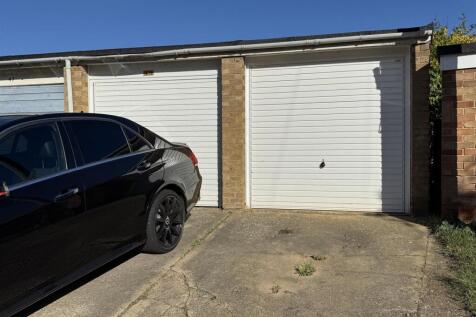 GARAGE EN BLOC - OPPOSITE PROPERTY