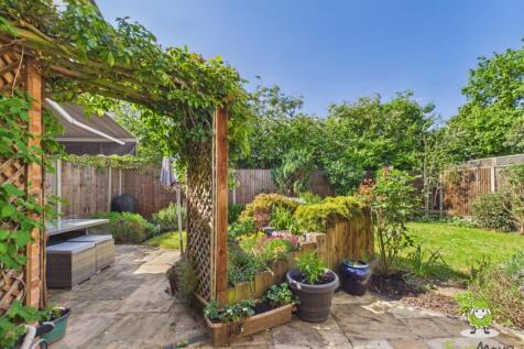 EweMove Estate Agents Basingstoke - Saffron Close 