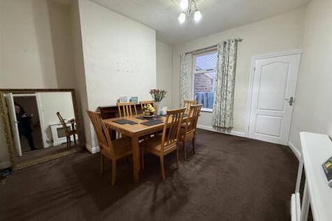 REAR LOUNGE