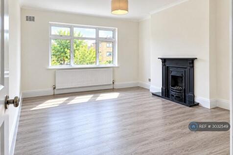 Spacious &amp; Bright Living Room With Fireplace