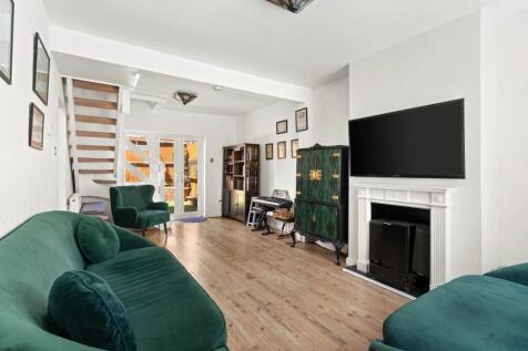 Sitting/dining room