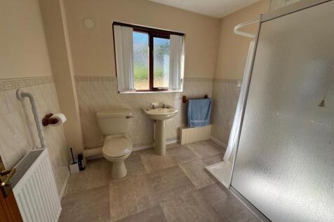 BATHROOM/ YSTAFELL YMOLCHI