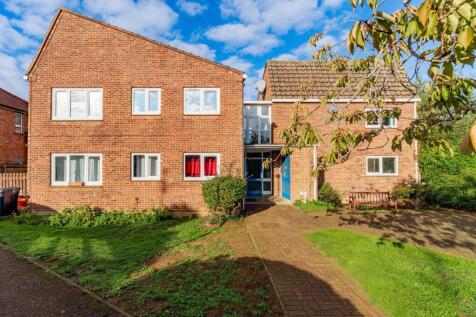 2-bed flat on Methuen Avenue, Gaywood, £900/mo