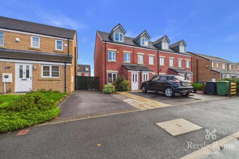 3-bed terraced on Scatcherd Drive, Morley, Leeds, West Yorkshire, LS27, £1,300/mo