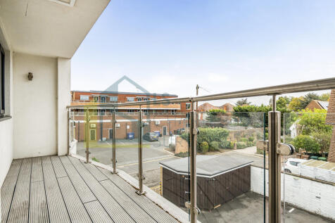 1-bed flat on Katrina House, Thurlestone Close, Shepperton, Surrey, £1,300/mo
