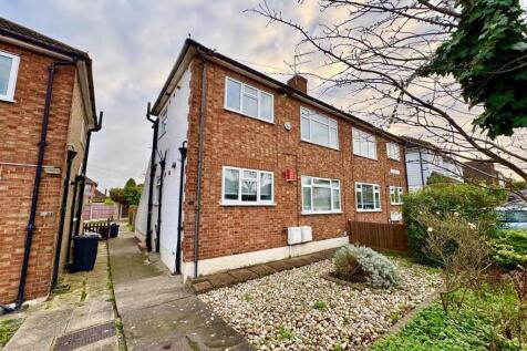 2-bed flat on Rushdean Court, Doddinghurst Road, Brentwood, £1,450/mo