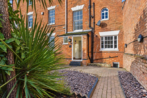 1-bed flat on 35 Dale Street, Leamington Spa, CV32 5HL, £1,125/mo