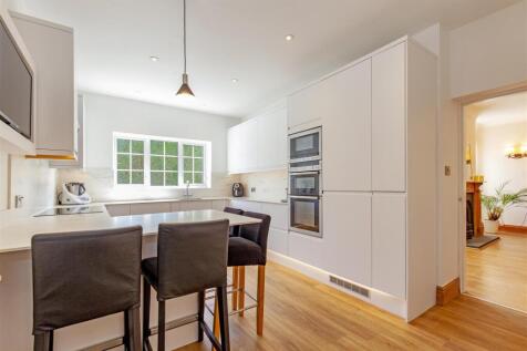 Impressive Breakfasting Kitchen