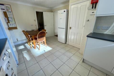 **STUDENTS** Canford Road, Bournemouth, BH11 photo 5