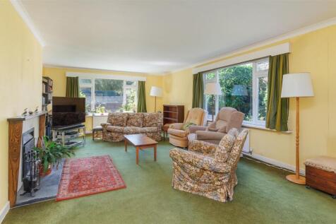 Generous sitting room