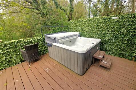 Decking &amp; Hot Tub