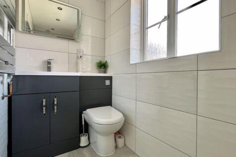 En Suite to Bedroom 1