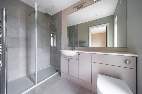 En-Suite to Bedroom 3