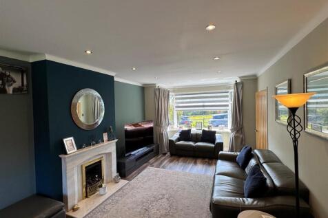 LOUNGE WITH DINING AREA