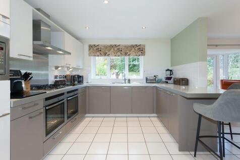 FAMILY DINING KITCHEN