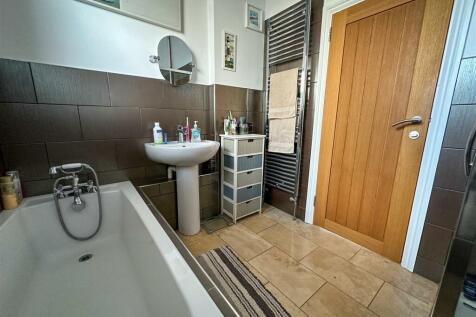 ALTERNATE VIEW OF BATHROOM