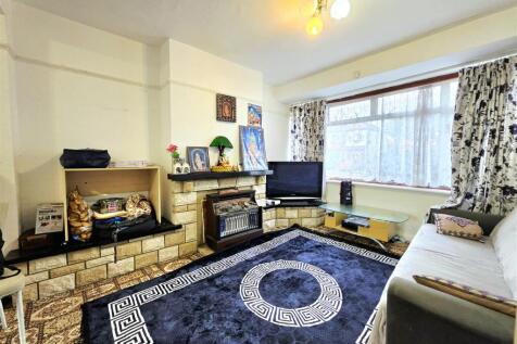 3-bed terraced on Wadham Gardens, Greenford, £2,050/mo