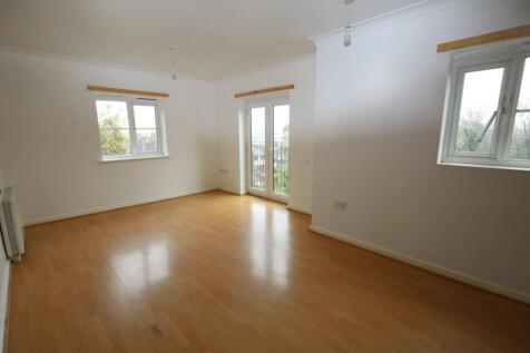2-bed flat on Windermere Avenue, Purfleet, £1,400/mo