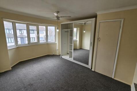 Wells Gardens, Rainham, Havering photo 4