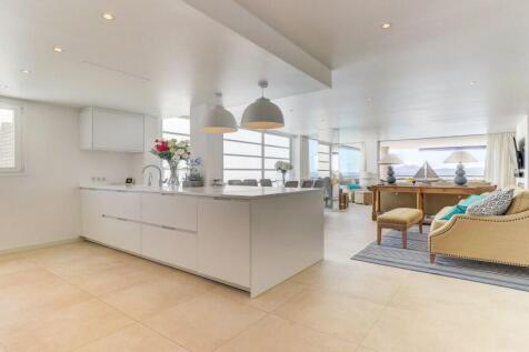 Lounge and kitchen 1