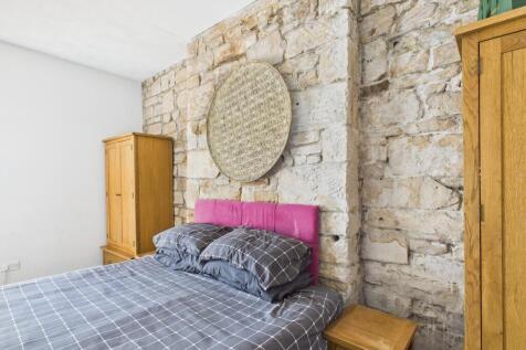 CAM04201G0-PR0061-STILL033