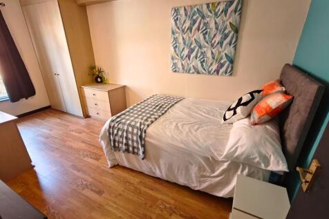 Bright, well-presented double bedroom with wood...