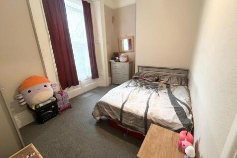 16 NRE F1 BEDROOM.jpg