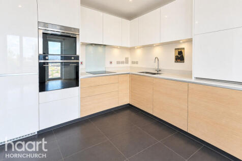 Ashflower Drive, ROMFORD photo 3
