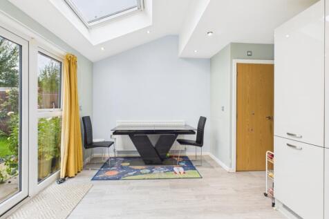 CAM03729G0-PR0132-STILL016