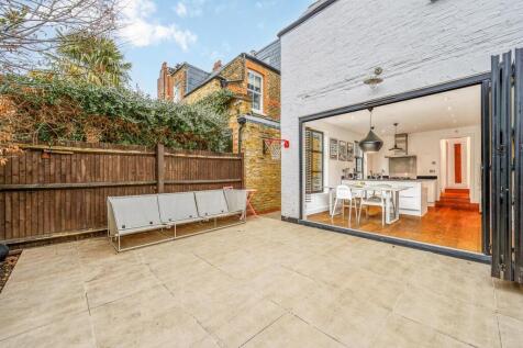 32 Compton Crescent-9.jpg