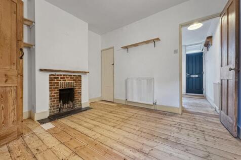 2 bedroom Terraced House in Chichester photo 4