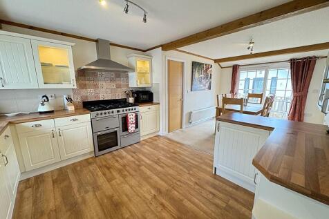 Kitchen to diner