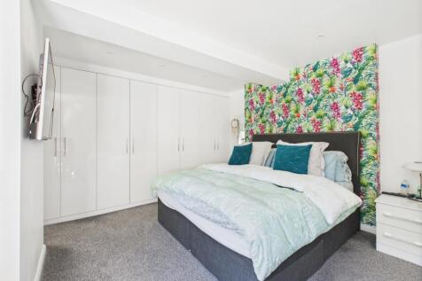 CAM03729G0-PR0042-STILL014