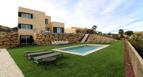 Facade and pool 