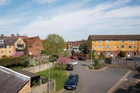 Short Walk to Town Centre