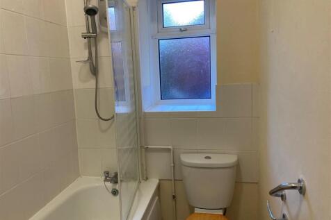 Flat 1, 8 Park Road - bathroom.jpg