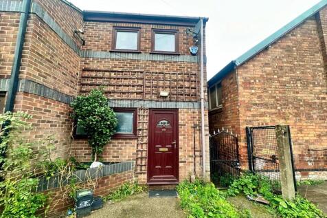 2-bed house on Russell Road, Nottingham, NG7 6HD, £1,075/mo