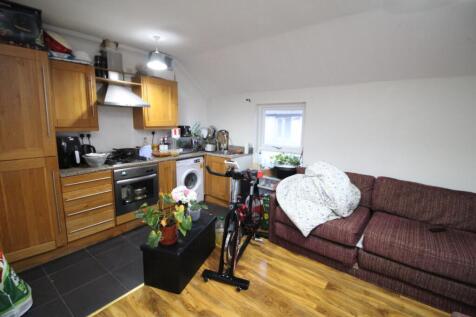 Lounge and kitchen 6