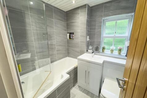 Family Bathroom (1).jpg