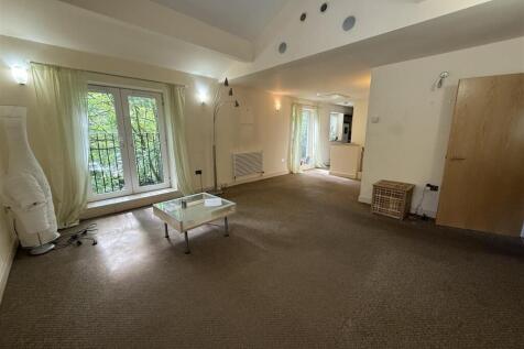 L-SHAPED LOUNGE &amp; DINING AREA